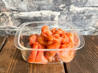 保存容器に入れたひとくちサイズの辛子明太子。