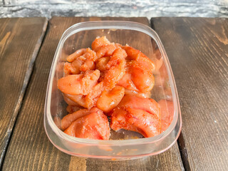 保存容器に入れたひとくちサイズの辛子明太子。