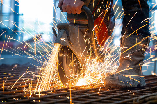 disqueuse acier, &eacute;tincelles sur un chantier