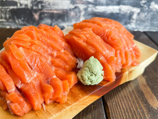 新鮮なサーモンの刺身の盛り合わせ。わさびを添えて。