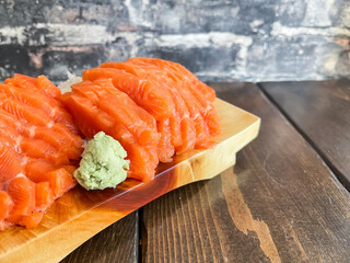 新鮮なサーモンの刺身の盛り合わせ。わさびを添えて。