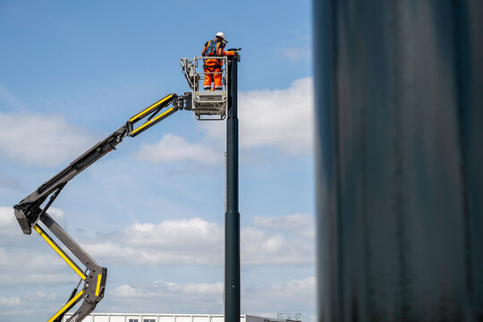 ouvrier sur une nacelle sur un chantier de construction
