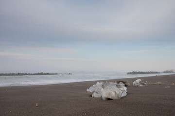 早春の海辺に残された流氷のかけら  © kinpouge