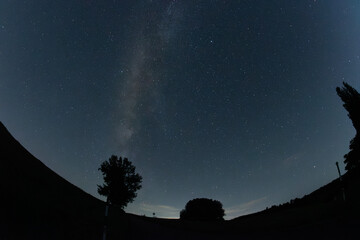 木々のシルエットと夏の星空　銀河
