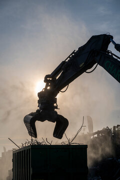 pelle de d&eacute;molition sur un chantier en contre jour