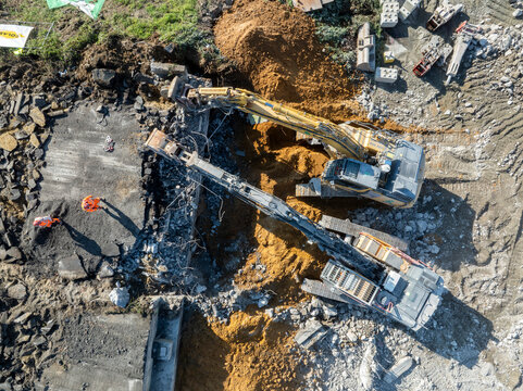 pelleteuse sur un chantier de d&eacute;construction