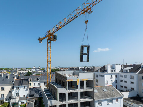 chantier de construction avec grue en man&oelig;uvre 