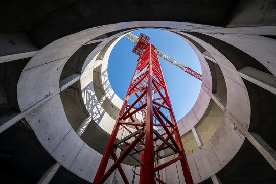 parking a&eacute;rien en b&eacute;ton , avec acc&egrave;s arrondis avec une grue de construction