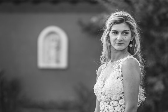 Detalhe de mulher jovem vestida de noiva a preto e branco.
