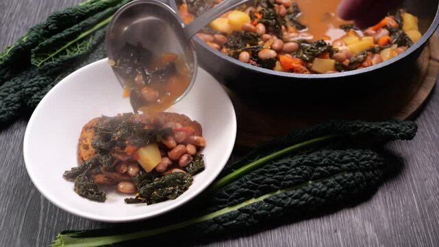 Uomo versa la zuppa nel piatto con il mestolo, prendendo la zuppa dalla pentola di cottura