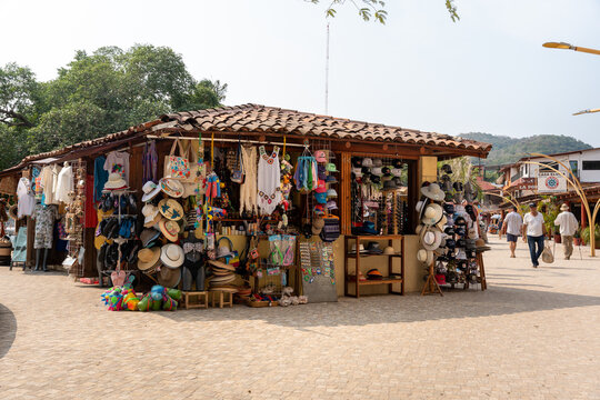 Handicrafts, clothing, and souvenir stall for tourists at the Paseo del Pescador Boardwalk, Ixtapa Zihuatanejo, Guerrero, Mexico, January 21, 2026. Local commerce facing the sea.