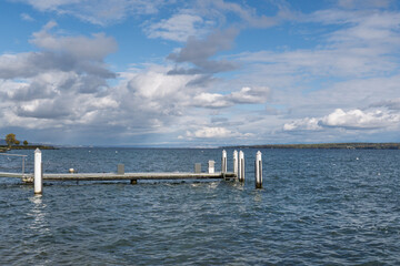 Paysage paisible sur le lac L&eacute;man avec ponton