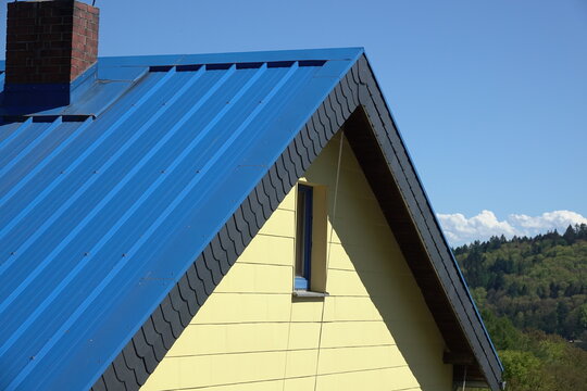 Haus mit einem Dach aus Metall