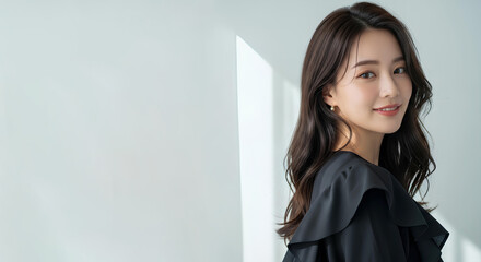 おしゃれなカットモデル女性の自然光ポートレート (Soft Radiance Portrait Series)