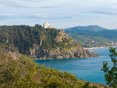 Italia, Toscana, Livorno, il mare  e la  costa a Calafuria. Il castello di Sidney Sonnino.