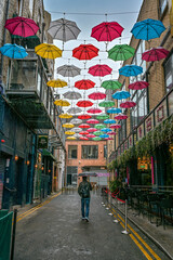 Stra&szlig;e mit bunten Regenschirmen in Dublin / Irland