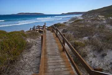 Obraz premium Boardwalk to the beach in Picnic Cove on Great Ocean Drive at Esperance, Western Australia, Australia 