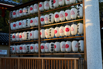 西日に照らされた提灯