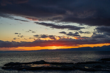 Obraz premium Dramatic Sunset Over the Ocean at Enoshima Island, Japan