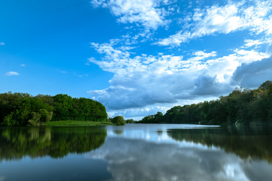 Retenue de Moulin Papon au nord de La Roche-sur-Yon, chef-lieu du d&eacute;partement de la Vend&eacute;e en r&eacute;gion Pays de la Loire (France)
