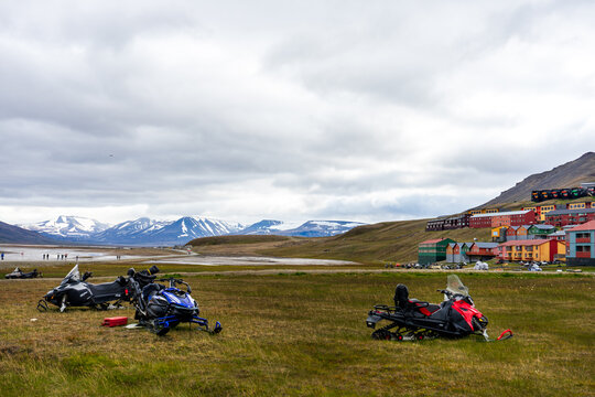 Sommer in Longyearbyen (Spitzbergen, Svalbard, Norwegen) - Sommerpause f&uuml;r die Schneescooter in der Arktis 