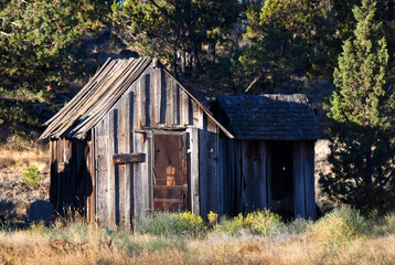 Obraz premium Derelict Wooden Home Has Rusty Screen Door