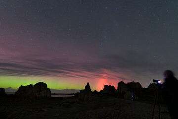 Magnifiques aurores bor&eacute;ales sur la c&ocirc;te en Bretagne - France