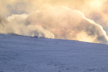 Obraz premium Helicóptero del SAR del Ejército del Aire realizando un rescate en la sierra de Guadarrama