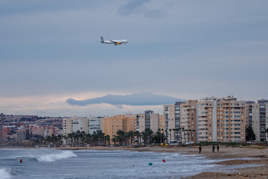 Avi&oacute;n de Vueling sobre los edificios de Urbanova en aproximaci&oacute;n a el aeropuerto de Alicante el 22 de enero de 2026, Espa&ntilde;a