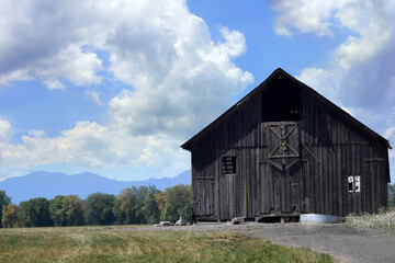 Obraz premium Rustic Oregon Barn With Yellow Faded Trim