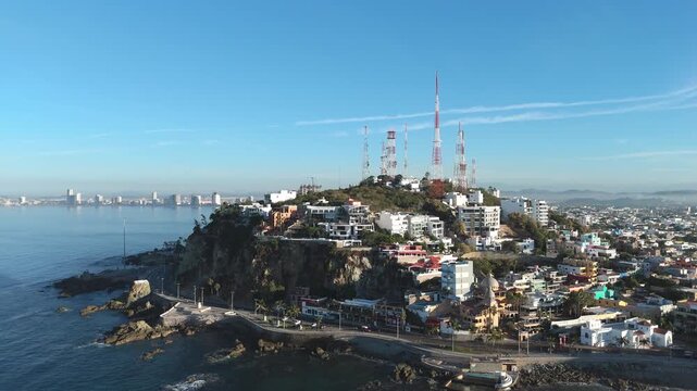 Vista a&eacute;rea de colina en el Pac&iacute;fico, cerca del mar, mostrando el paisaje urbano en costa por la ma&ntilde;ana