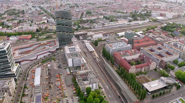 Der Bahnhof Berlin Warschauer Stra&szlig;e. Aussicht von oben.