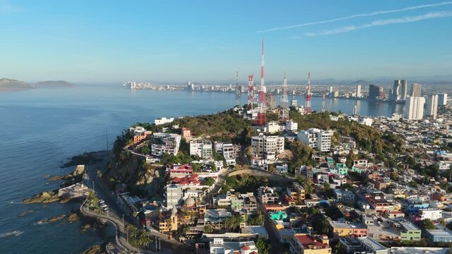 Vista a&eacute;rea de colina a la orilla de la costa, mostrando el panorama urbano as&iacute; como antenas de comunicaci&oacute;n