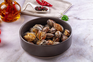 Steamed vongole clams with spices © Andrei Starostin