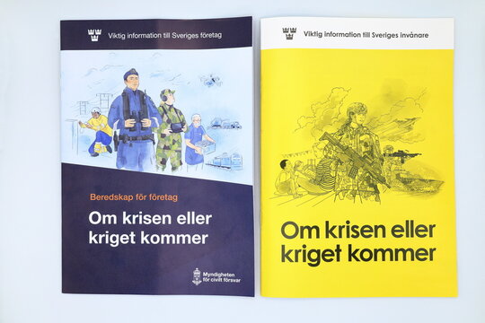 Brochure about being prepared in Sweden, for companies and civilians. Internal and external threats. Swedish text om krisen eller kriget kommer. Translated to if the crisis or war comes.