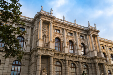 Obraz premium The building of the Natural History Museum in Vienna. Classical European architecture with ornate facade. City landmark and cultural heritage.
