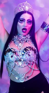 draga, mujer, beldad, moda, cabello, modelaje, glamour, cara, persona, negro, maquillaje, se&ntilde;ora, peinado, estilo, arte, moreno, gente, ocular, sensualidad, falda, rojo, rosa, halloween, fantas&iacute;a, pos