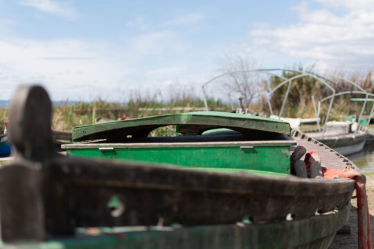 barca de madera de la albufera donde se puede apreciar el puente