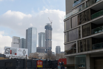 Obraz premium looking southeast from Davenport Rd to towers in the Bloor Yorkville area incl construction of One Bloor West, Toronto