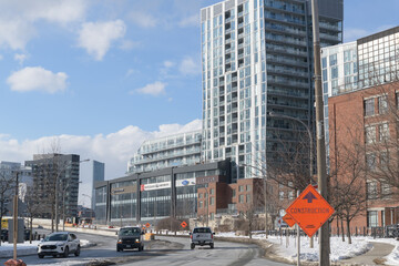 Naklejka premium looking northwest on Eastern Av Diversion to car dealers and traffic, from Broadview Av, Toronto