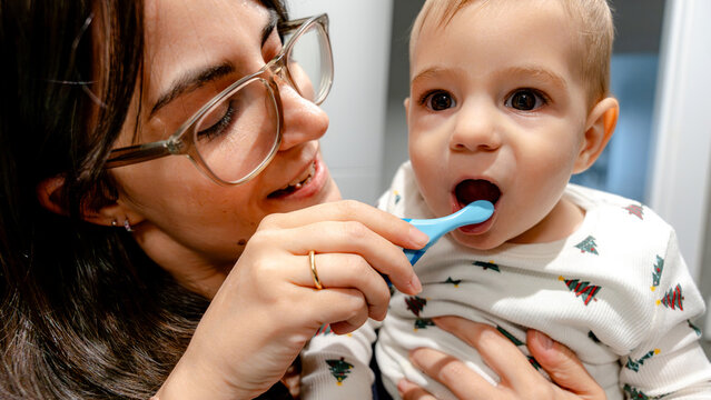 Baby's first tooth brushing experience