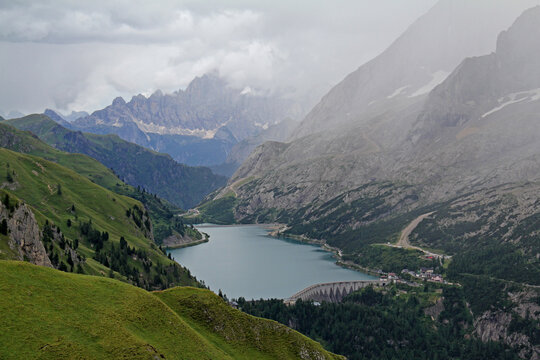 il Lago Fedaia, ai piedi della Marmolada