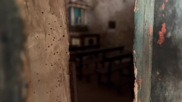 Detalle del interior de la ermita de Santa Mar&iacute;a de la Hoz desde una ranura de la puerta