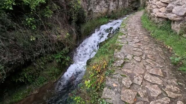 POV caminando por el sendero hacia la cascada principal de Tobera