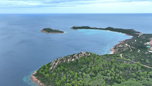 survol de golfo Aranci pr&egrave;s d'Olbia en Sardaigne	
