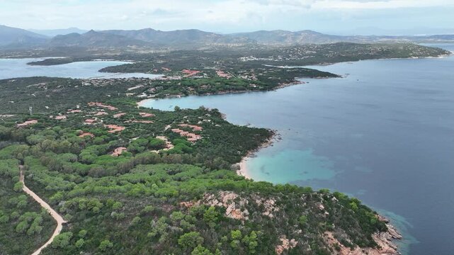 survol de golfo Aranci pr&egrave;s d'Olbia en Sardaigne	
