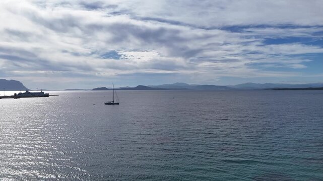 survol de golfo Aranci pr&egrave;s d'Olbia en Sardaigne	

