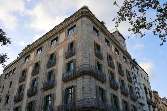Balcon d'un immeuble d'appartements dans la ville de Barcelone, en Espagne