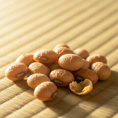 畳の上の福豆。大豆。写真