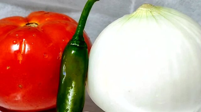 A display of vibrant ingredients for preparing all kinds of dishes and traditional Mexican salsa. Una exhibici&oacute;n de vibrantes ingredientes para preparar todo tipo de platillos y la  salsa tradicional.